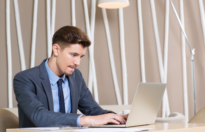 How to End a Formal Email Properly (With Closing Examples)