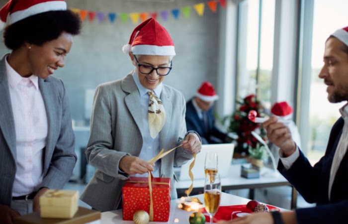 Office Secret Santa DOs And DON’Ts